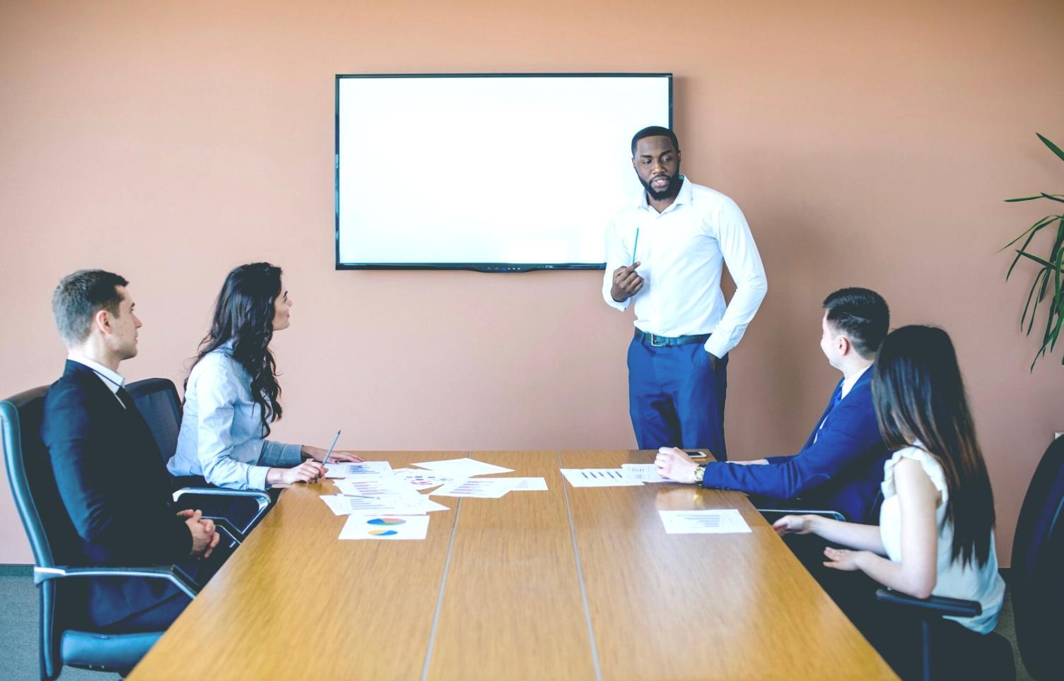 Estudiantes trabajando en análisis financiero